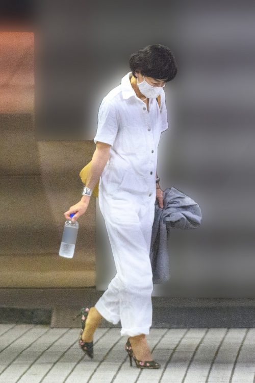 写真 こんな50代ほかにいない 鈴木保奈美 美しすぎるツナギ姿 Newsポストセブン