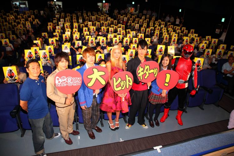 『仮面ライダーフォーゼ THE MOVIE みんなで宇宙キターッ！』の舞台挨拶での福士蒼汰（右から3番目）と吉沢亮（左から2番目）（撮影／女性セブン写真部）