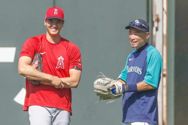談笑するイチローと大谷（共同）
