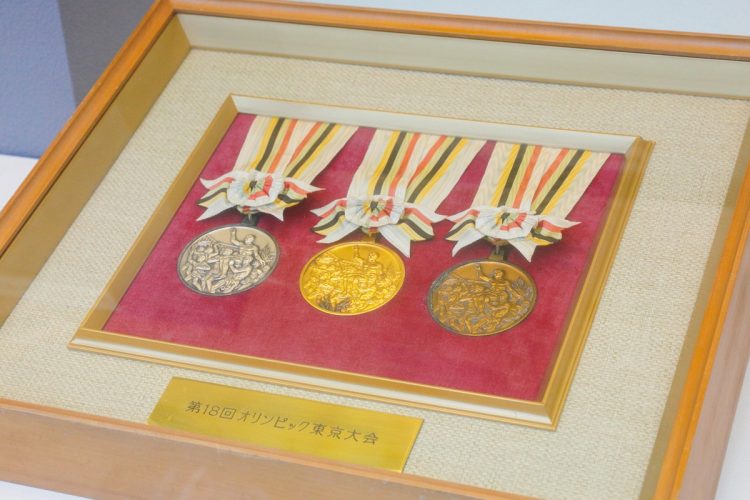 東京オリンピックメモリアルギャラリーではメダルなどの展示以外に、競技用具の体感コーナーも