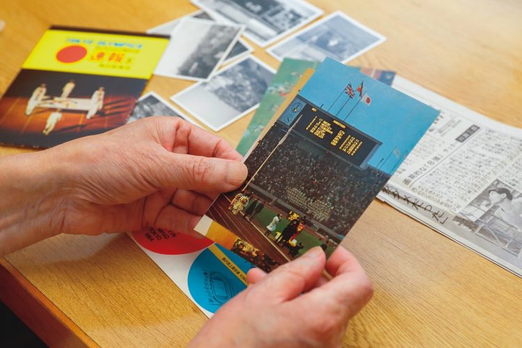 マラソンの表彰式など五輪のハイライトを集めた報道写真のハガキセット。当時4枚60円