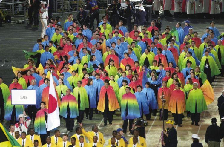 2000年、シドニー五輪。並んで歩くと虹色に見える「レインボーカラー」のマントが注目を集めた。選考委員長を務めたのは世界的デザイナーの森英恵（時事通信フォト）