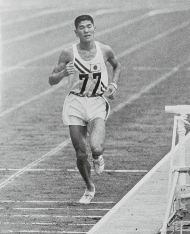 1964年、東京五輪。3位でゴールインした円谷氏。1964年大会において、日本が陸上競技で獲得した唯一のメダルとなった（時事通信フォト）