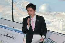 2019年1月、2025年国際博覧会の会場となる夢洲(奥右上)について説明する大阪市の吉村洋文市長(当時、時事通信フォト)