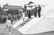 1964年東京五輪の名所、今はどうなっている?(写真は皇居前広場の聖火台/共同通信社)