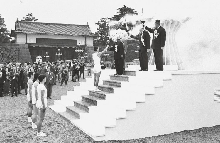 1964年東京五輪の名所の今は？（写真は皇居前広場の聖火台／共同通信社）