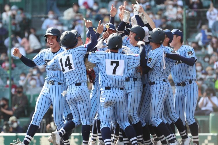 2021年春の甲子園で優勝した東海大相模ナイン（時事通信フォト）