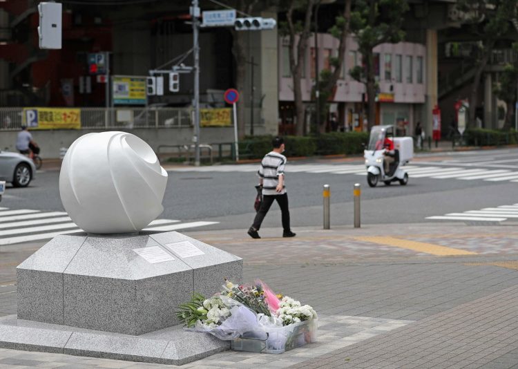 池袋の事故の現場付近には慰霊碑が設置されている。（時事）