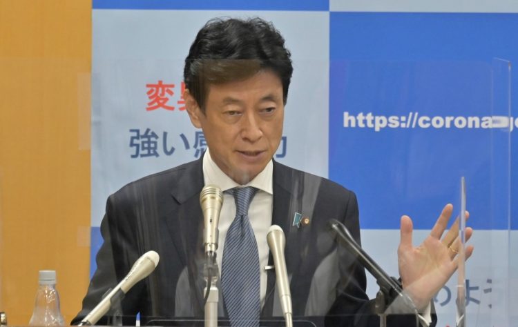 西村康稔経済再生担当相は7月8日夜の記者会見で、緊急事態宣言発令を受け、酒類を提供する飲食店が休業要請に応じない場合、その店舗情報を金融機関に提供する考えを明らかにした。のちに撤回（時事通信フォト）