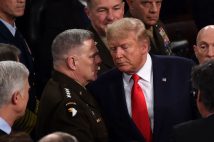 トランプ氏と蜜月だった頃のミリー氏。話す時もボスにならってノーマスク(AFP=時事)