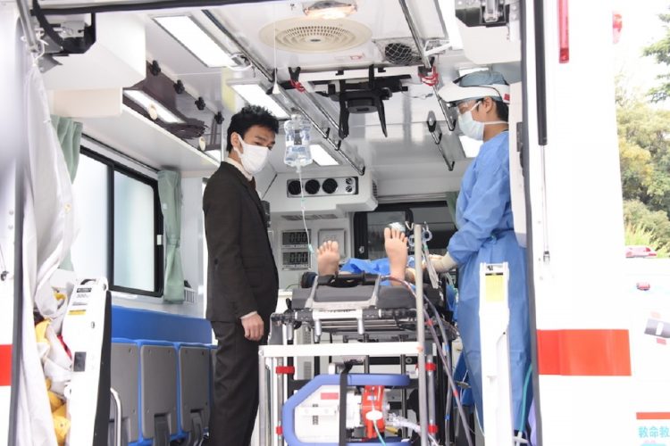 昨年8月に行われた第5弾支援では緊急医療施設へドクターカー等を送った。日本医科大学でのお披露目会には草なぎも参加した（ドクターカーの中で横になっているのは人形）。