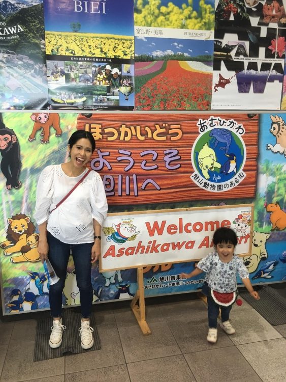 旭山動物園にも行った。「キリンを目の前で見てはしゃぐ莉子の嬉しそうな顔をよく覚えています」と松永さんが、心情に関する意見陳述で一番の思い出と語った北海道旅行での写真。