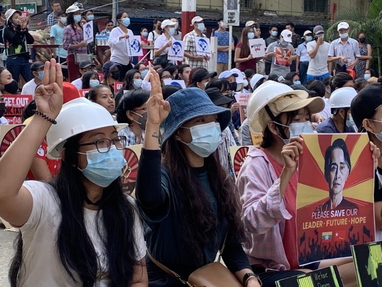 座り込んで抗議の声を上げるヤンゴン市民（写真／3月13日、北角裕樹さん提供）