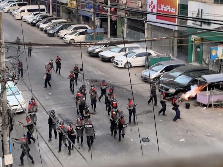 3月2日、北角さんの自宅前でショットガンを乱射する軍と警察の混成部隊（写真／ヤンゴン市、北角裕樹さん提供）