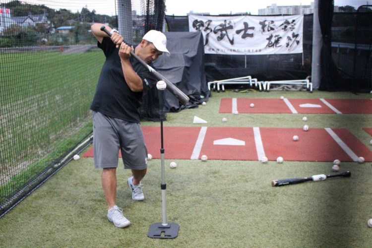 高めでもグリップはボールよりも上に（写真は根鈴氏）