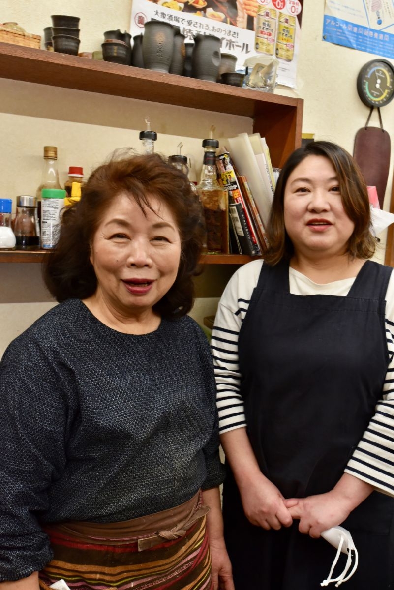 2代目女将の池田幸子さんが長男の妻、由希さんと店に立つ