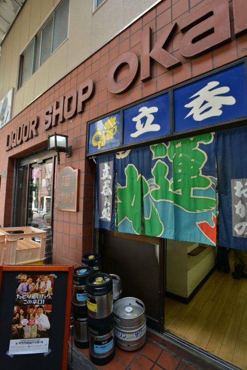 昔ながらの商店街で立呑み処の暖簾が誘う