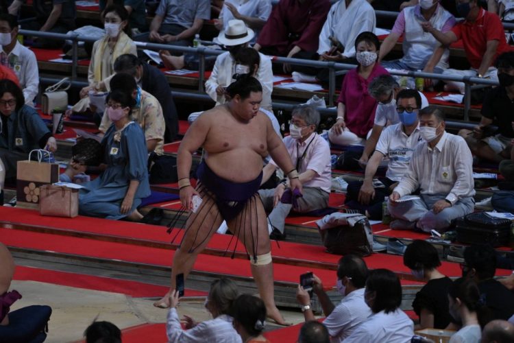 山根氏が溜席に座る姿（中央。写真／JMPA）