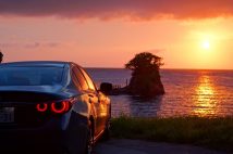 駿河湾に沈む夕日をバックに(スカイライン400R)