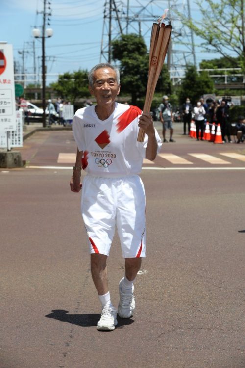 宇佐美さんは今回の聖火ランナーも務めた（時事）