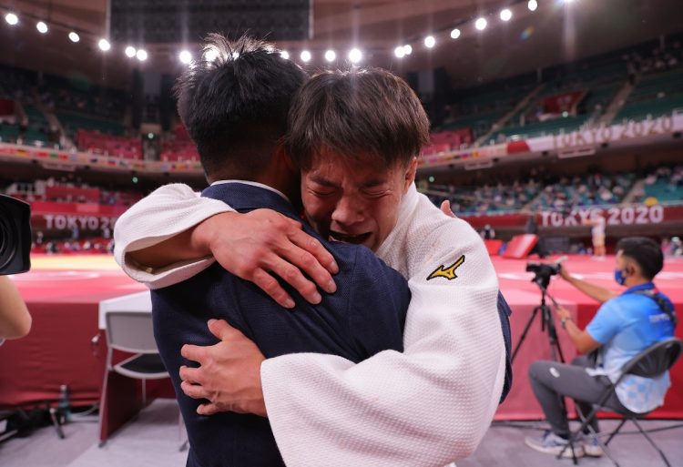 古根川実コーチと抱き合う場面も（写真／JMPA代表撮影）