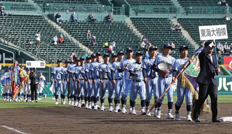 2021年春の選抜高校野球で優勝した東海大相模。春夏連覇が期待されていたが、部員にコロナ感染者が確認されたため地方大会出場を辞退した(時事通信フォト)