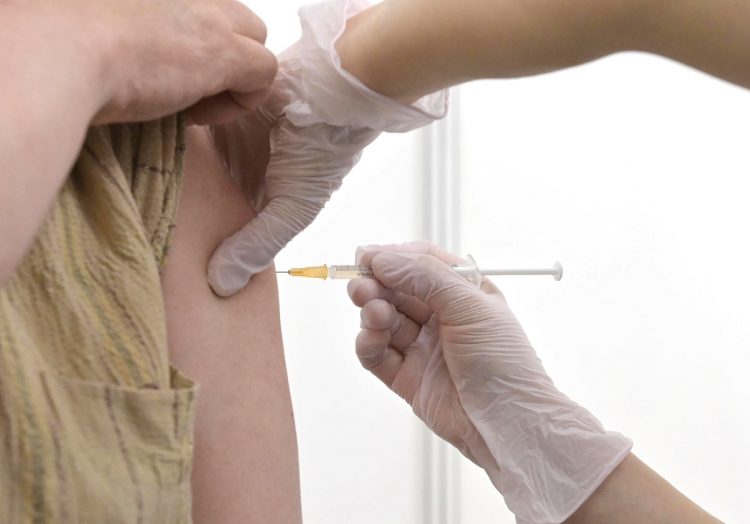 ワクチン2回目接種後の死亡例を専門家と共に見る（写真はイメージ／時事通信フォト）