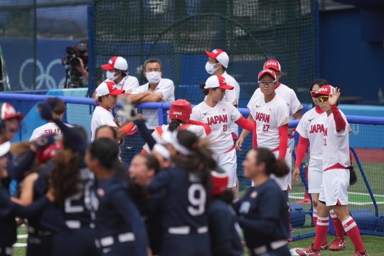 勝利を喜ぶ米国と見つめる日本