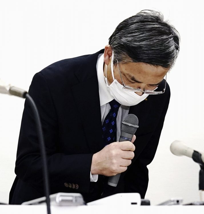 会見で陳謝する小林化工の社長（当時）・小林弘幸氏（写真／共同通信社）