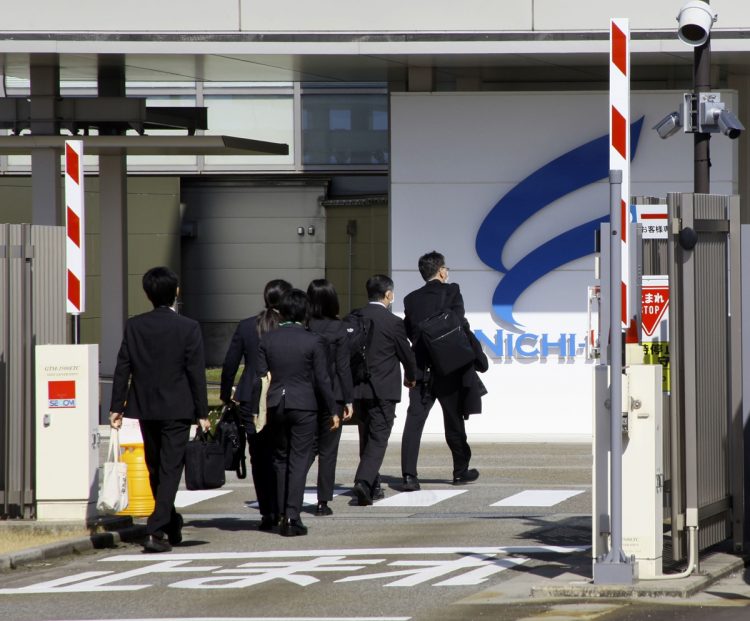 厚労省の立ち入りを受ける日医工（写真／共同通信社）