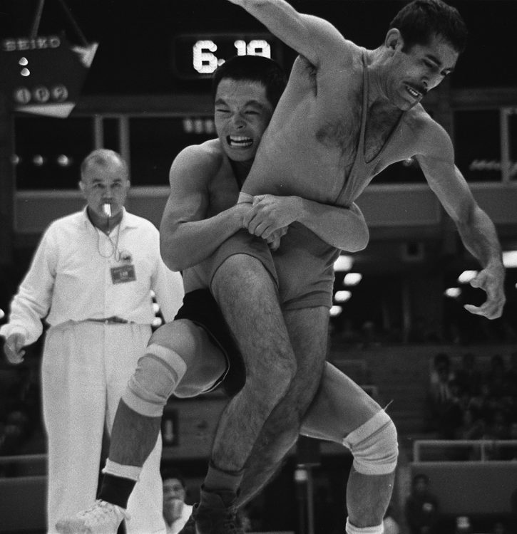 1968年のメキシコシティー五輪も制し、日本人史上初となる2大会連続の金メダルを獲得(写真/共同通信社)