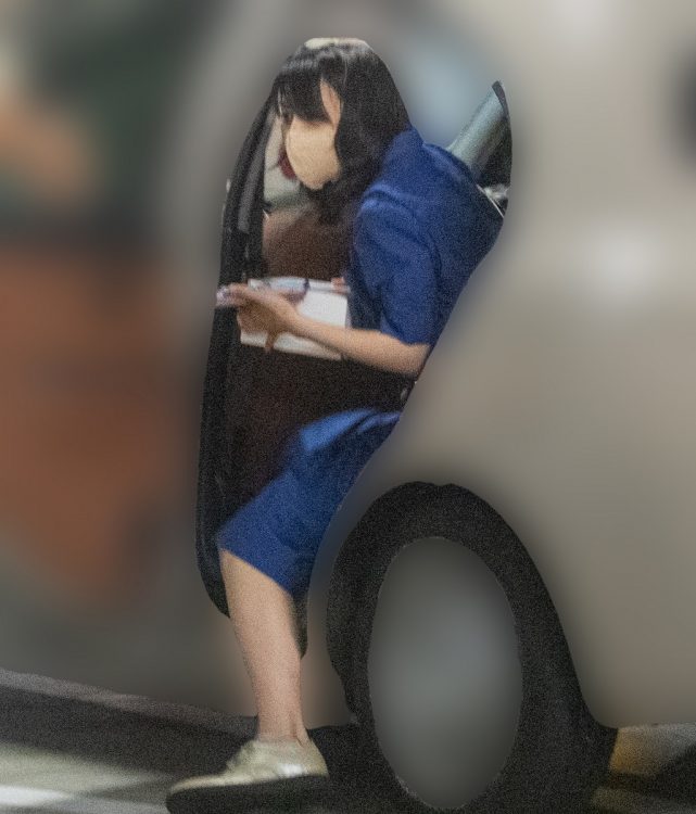 真っ青なワンピが光る