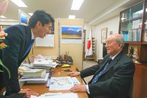 中曽根康弘氏に孫の康隆氏（左）が初当選を報告（写真は2017年撮影／本人提供）