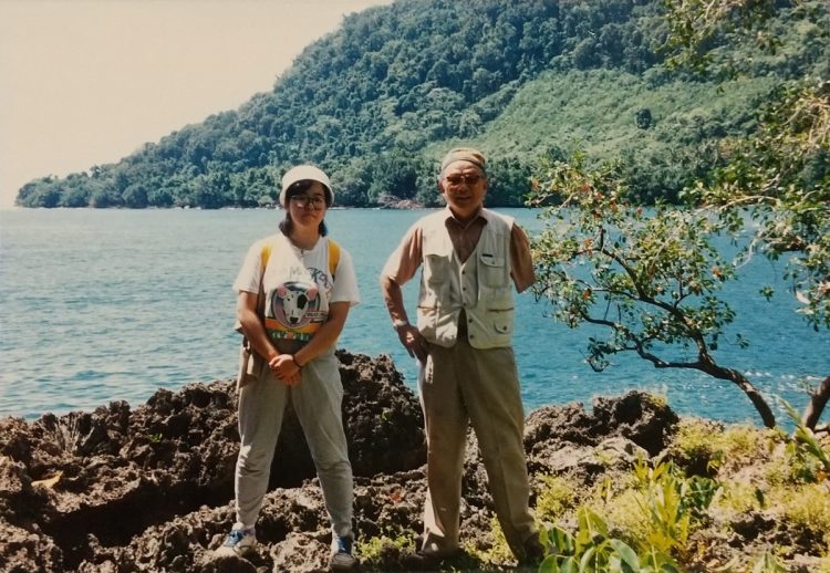パプアニューギニア旅行での水木さんと悦子さん（写真は悦子さん提供）