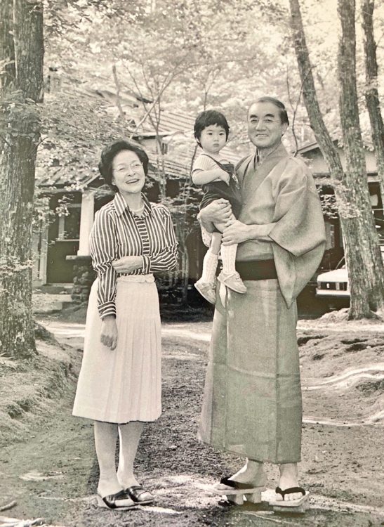 康隆氏を抱く中曽根元首相と蔦子夫人（写真は1985年撮影／本人提供）
