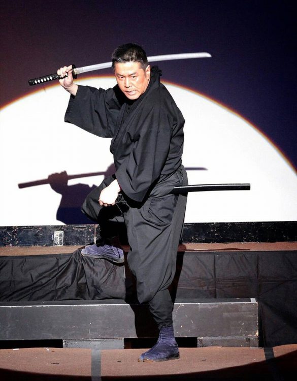 富三郎さんの生涯を描いた舞台で父を演じる騎一郎さん（写真／本人提供）