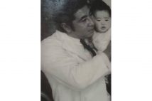 騎一郎さんを抱く富三郎さん(写真は騎一郎さん提供)