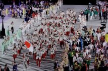 日本を代表する文化であるゲーム音楽に合わせ、206の国と地域の選手が入場。日本は過去最多となる582人の選手団のうち155人が開会式に参加した（Getty Images）