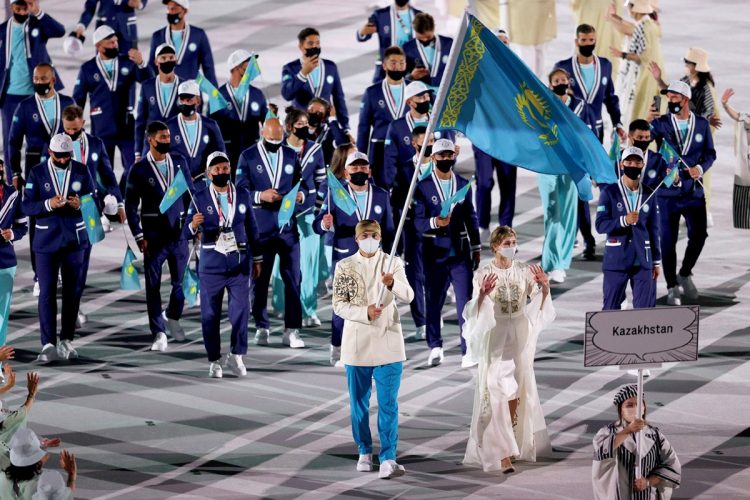 カザフスタンの旗手を務めた陸上女子三段跳びのオリガ・ルイパコワ選手が「まるでFF（ファイナルファンタジー）のお姫様みたい」とSNSで話題になった（写真／JMPA代表撮影）