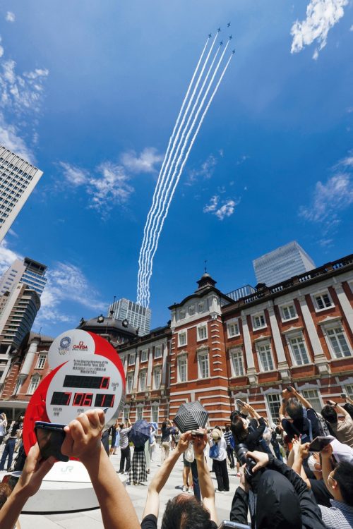 「ブルーインパルス」がJR東京駅の上空を飛ぶ（写真／共同通信社）