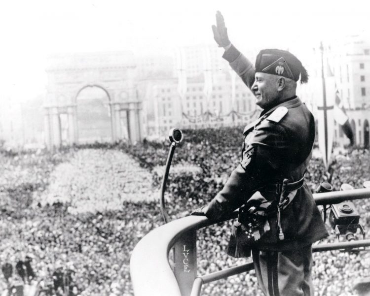 ヒトラーを魅了した、演説中のムッソリーニ（Getty Images）