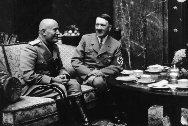 会談中のムッソリーニとヒトラー（Getty Images）