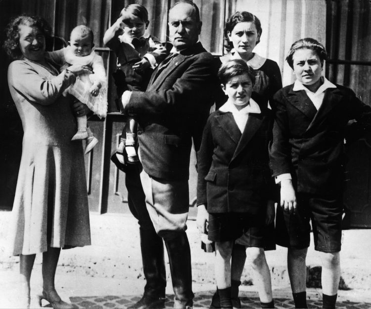 ムッソリーニ（中央）と家族。妻ラケーレ（左端）との間に三男二女をもうけた（Getty Images）