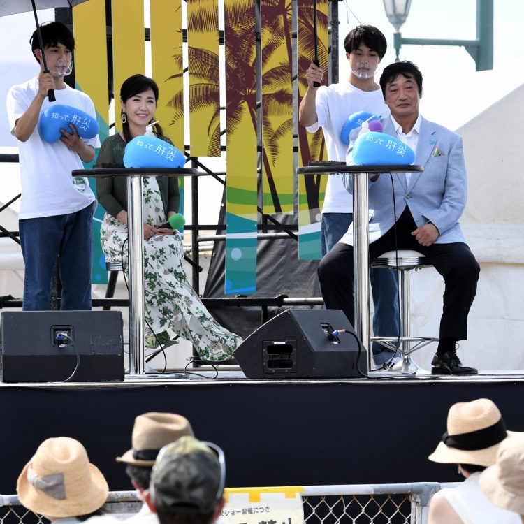 和歌山では、元プロレスラーで「知って、肝炎プロジェクト」のスペシャルサポーターを務める小橋建太さん（右）とトークショーも開催した