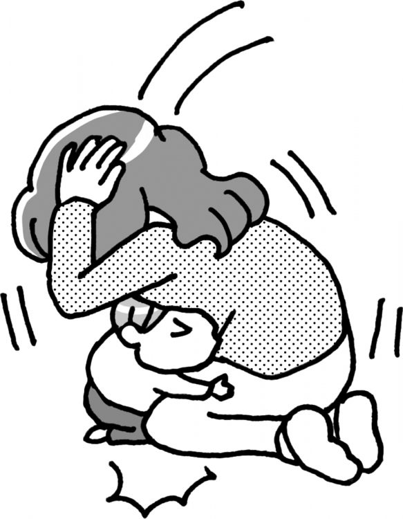 子供の頭を抱えて丸くなる
