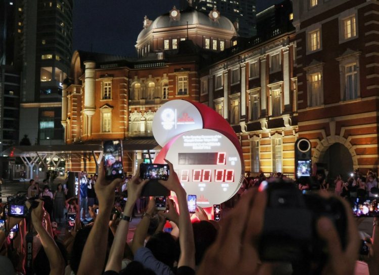 東京五輪の開会式が始まり、０が並んだＪＲ東京駅前のカウントダウン時計。7月23日夜（時事通信フォト）