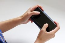 スマホゲームのストーリーは邪魔? 必ずスキップする人たちの言い分
