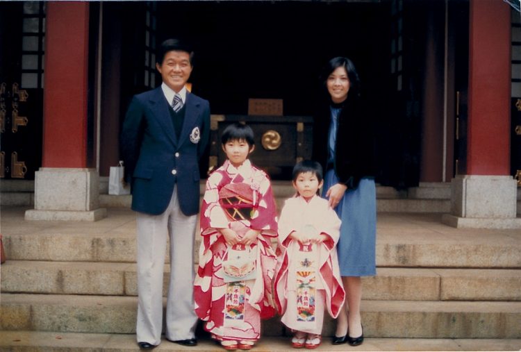 1973年に長女の花子さん、3年後に次女の舞子さんが生まれ、4人家族に。