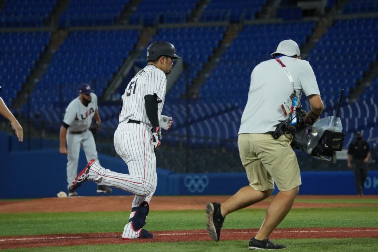 本塁打を放ちグラウンドを一周する鈴木誠也とそこに伴走して追いかけ続けるテレビカメラ（代表撮影JMPA・藤岡雅樹）