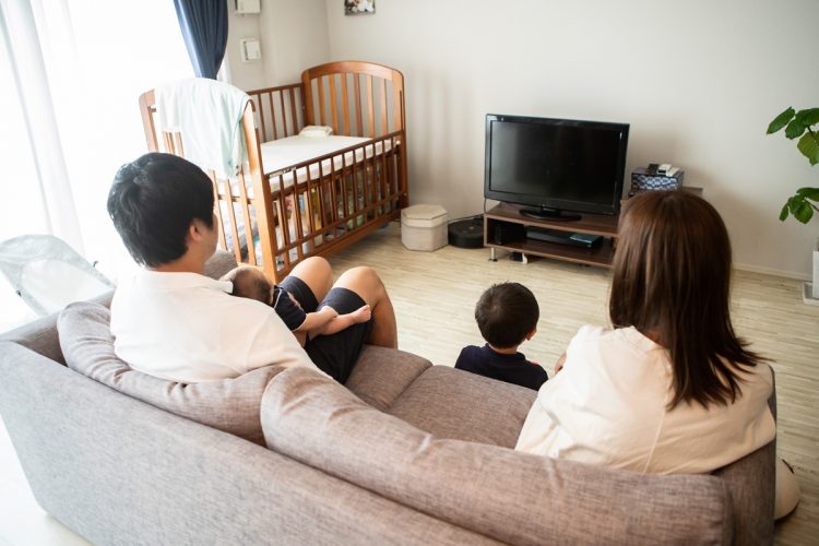 お茶の間で家族一緒にオンタイムでテレビ番組を見る光景は、過去のものになりつつあるとも（写真／Getty Images）